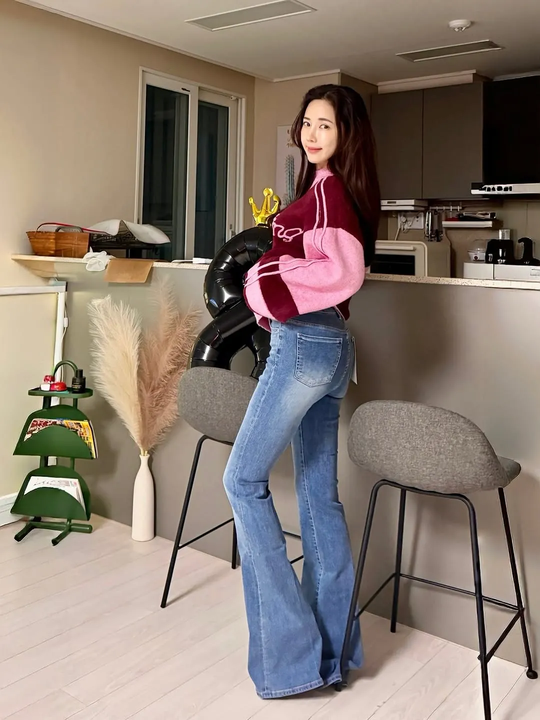 청바지로 어필한 채은정, 매력 발산