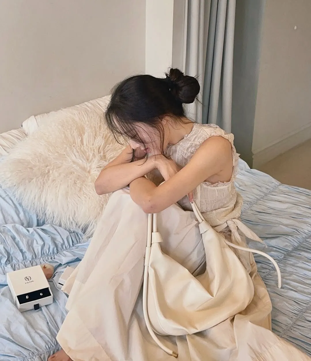 패션 감각 뽐낸 이솔이, 새로운 백 출시 소식 전해