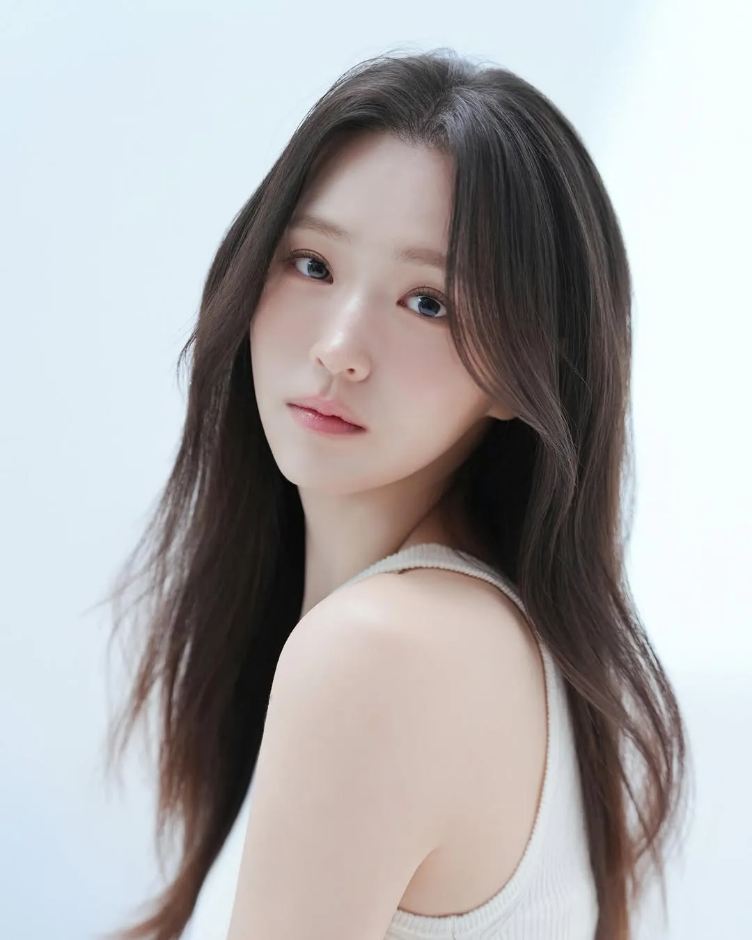 Pesona anggun terpancar, profil baru Kim Ji-eun dirilis