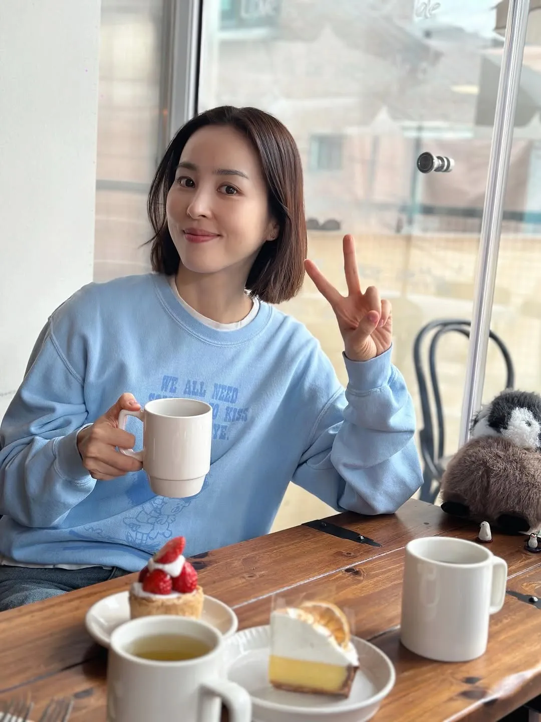 Diễn viên Han Hye-jin với nụ cười thuần khiết, tận hưởng cuộc sống thư thả bên bánh gạo bơ