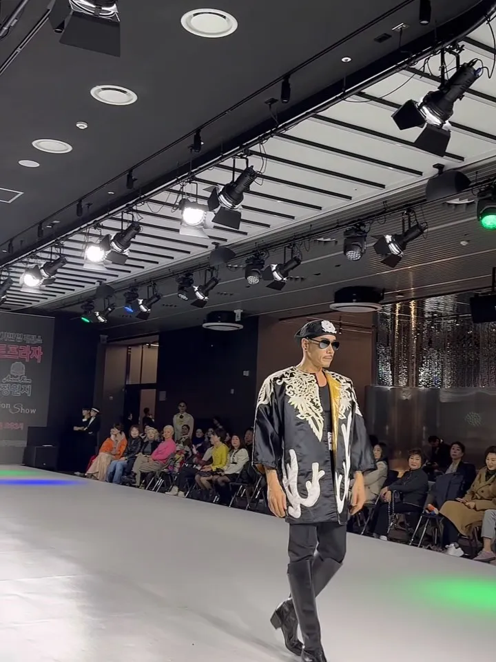 金松在安德烈·金時裝秀上大放異彩