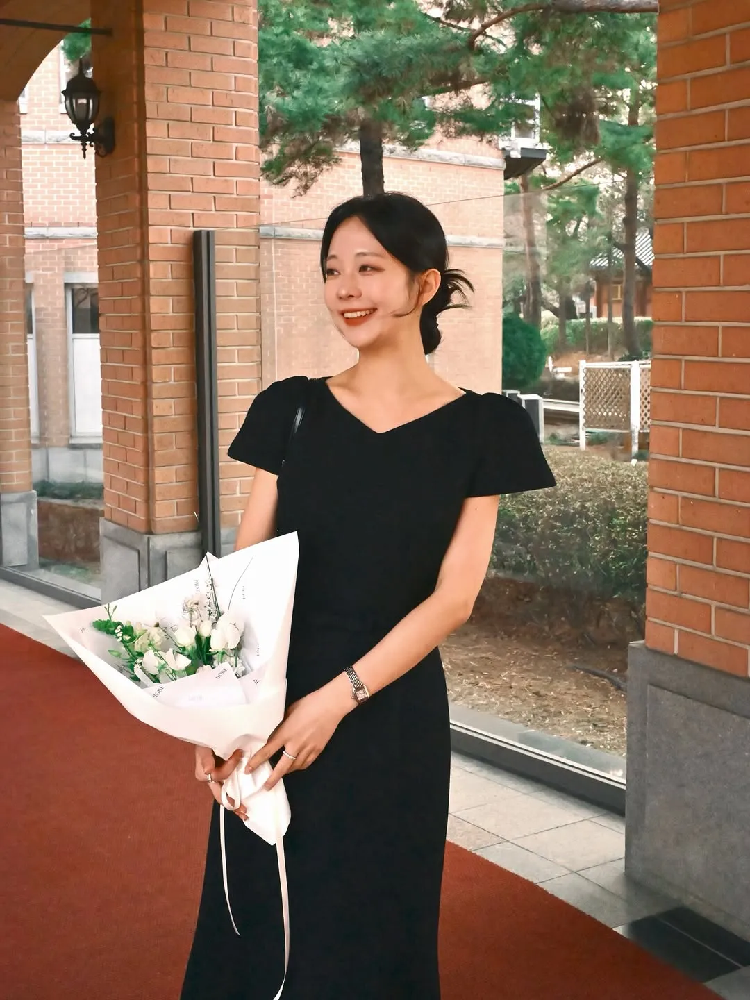 Oh Young-ju khoe nụ cười tươi mát, hé lộ trang phục dự đám cưới mùa xuân