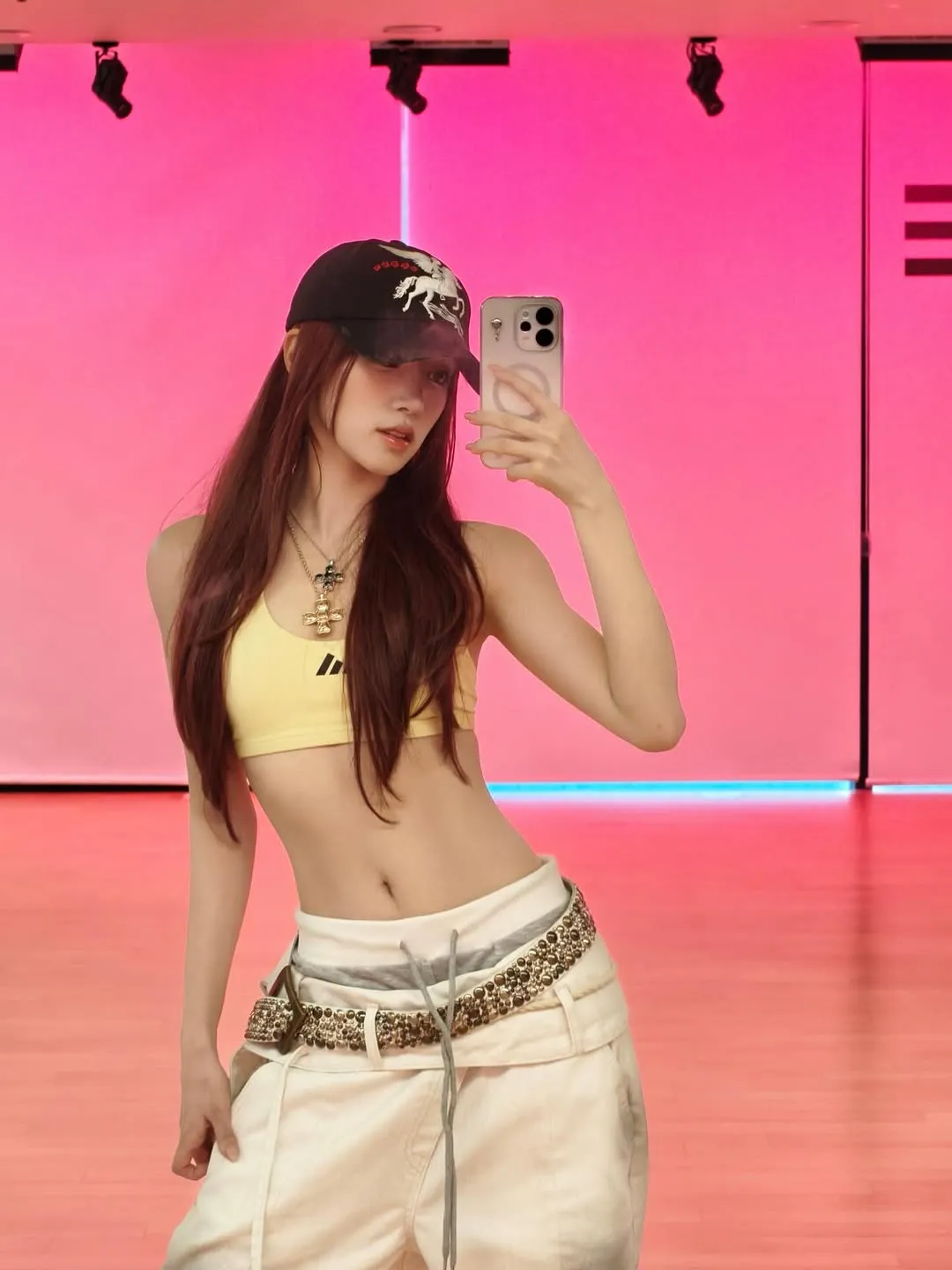 Yuqi khoe vòng eo thon, gây sốt với bài đăng mới trên Instagram