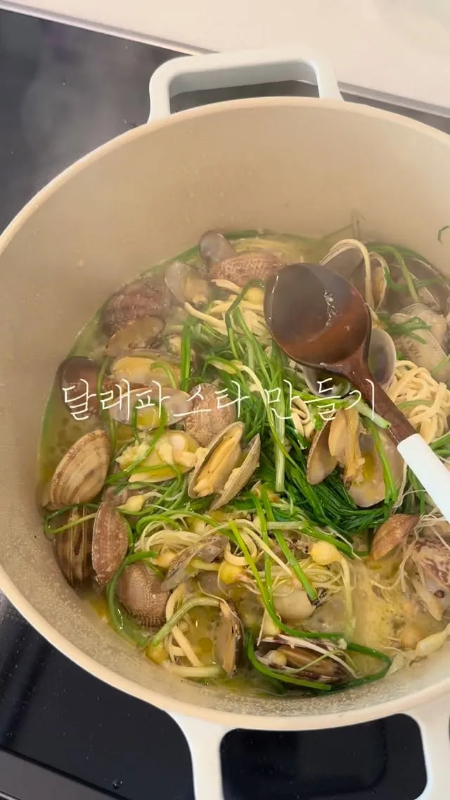 "마늘과 올리브유의 조화" 박지윤, 달래 파스타 도전