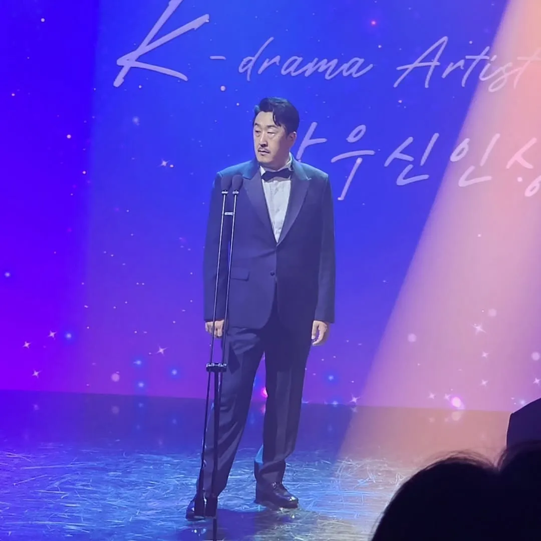 Hyun Bong-sik, Instagram, setelan jas, Method Acting, rilis, promosi