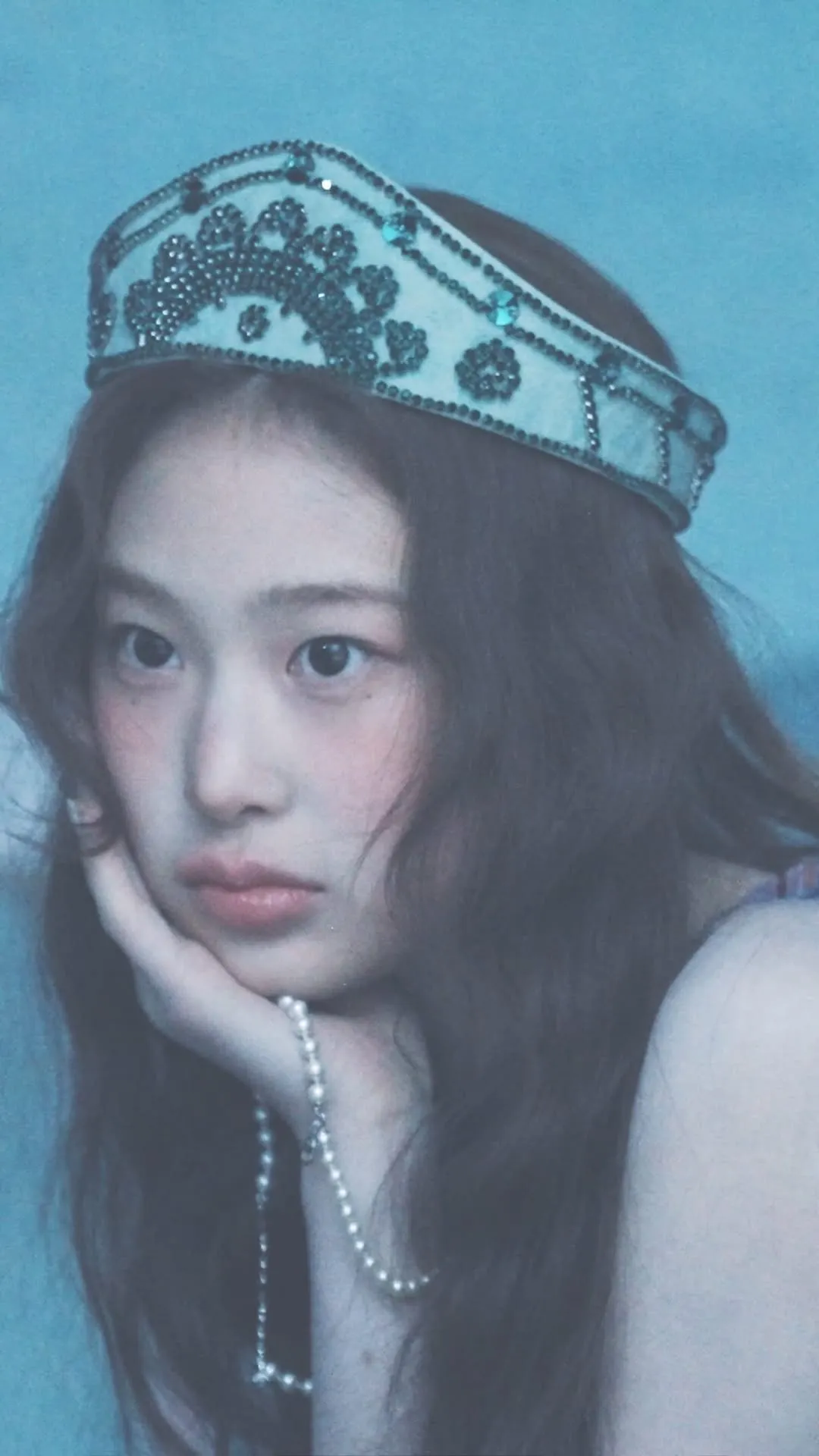 Baby Don't Cry đầy vẻ huyền bí, cập nhật trên Instagram