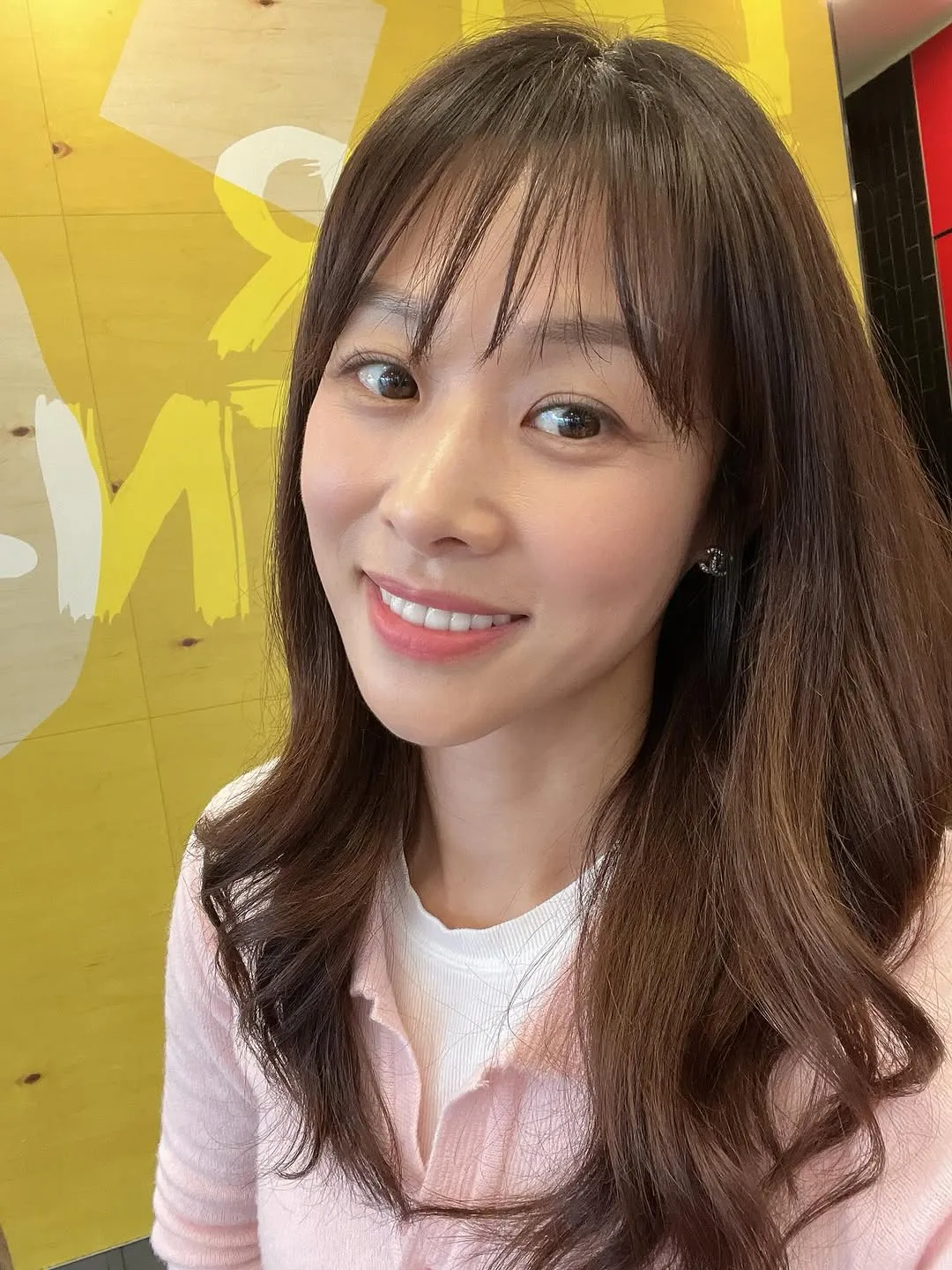 Jang Shin-young với nụ cười rạng rỡ, tự nhiên giữa đời thường