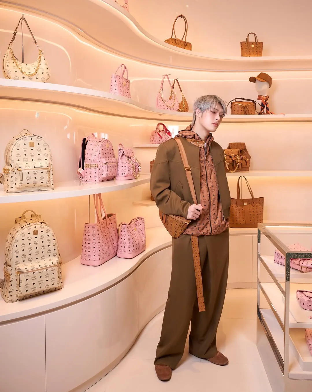 Mingi ATEEZ yang elegan bersinar di acara MCM