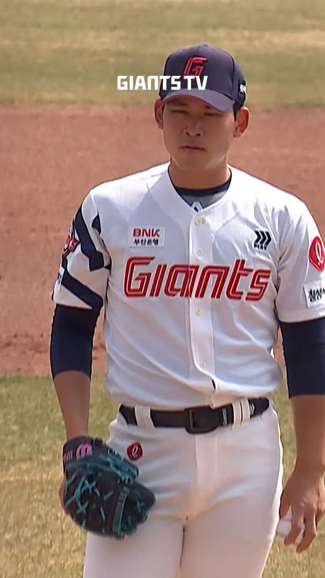 Kim Jin-uk khiến fan trầm trồ với màn ném bóng không để lọt điểm