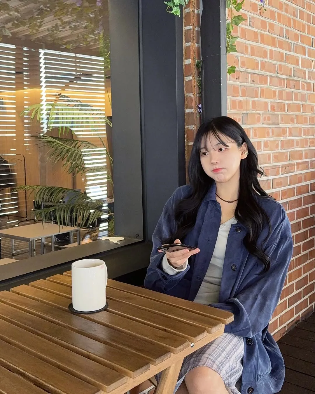 Raina larut dalam renungan, suasana tenang