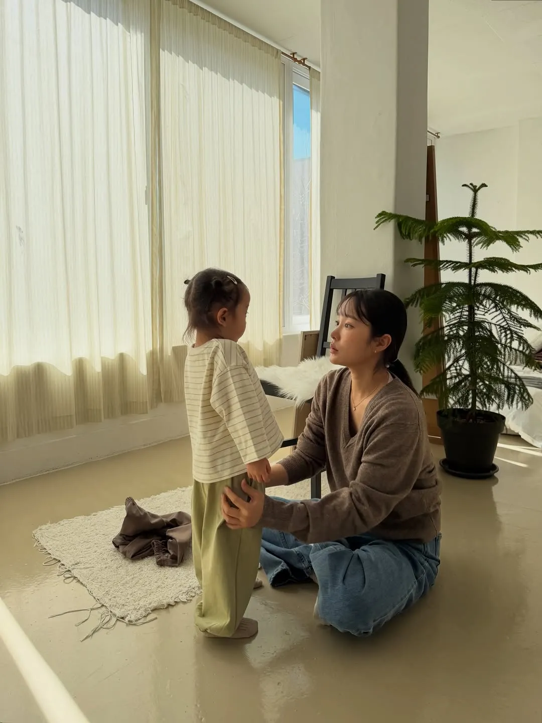 Hey Jini Drops Fresh Spring Pictorial, Offering a Peek Into Her Daily Life