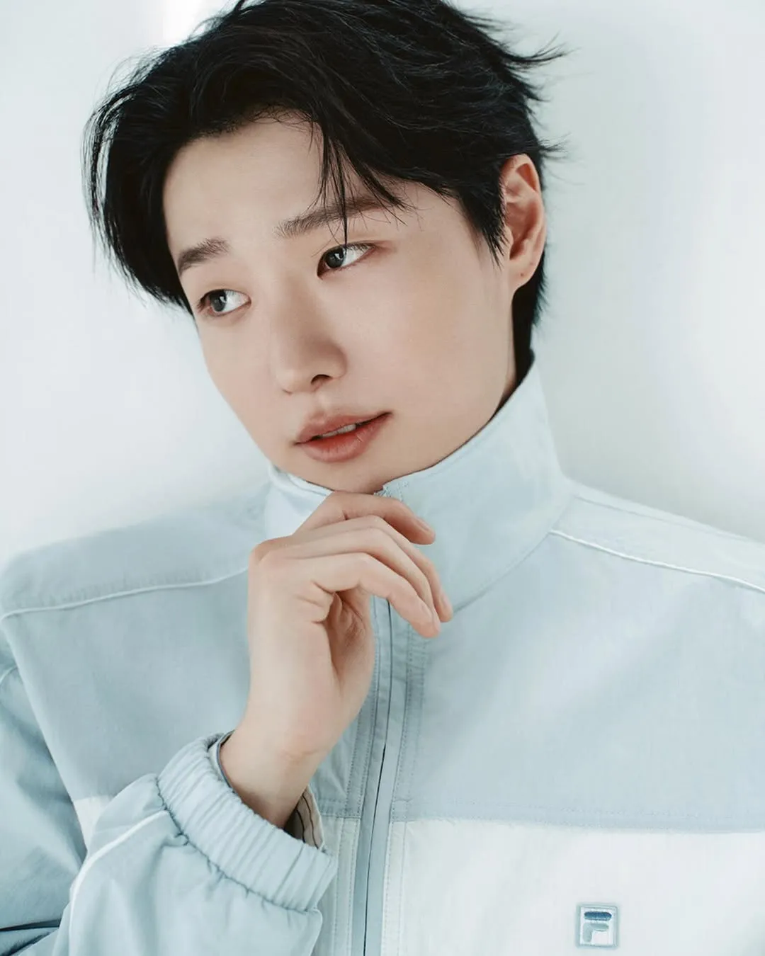 WOODZ trình làng mẫu track jacket tươi mát của FILA