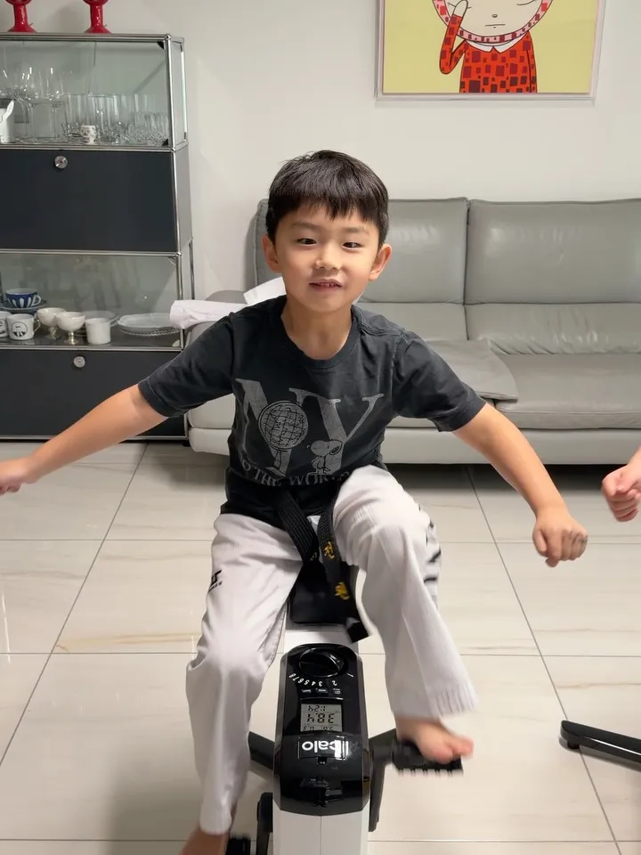 ‘เจ้าตัวน้อยสุดน่ารัก’ คิมบินอู เผยไลฟ์สไตล์ปั่นจักรยานออกกำลังกายในบ้าน