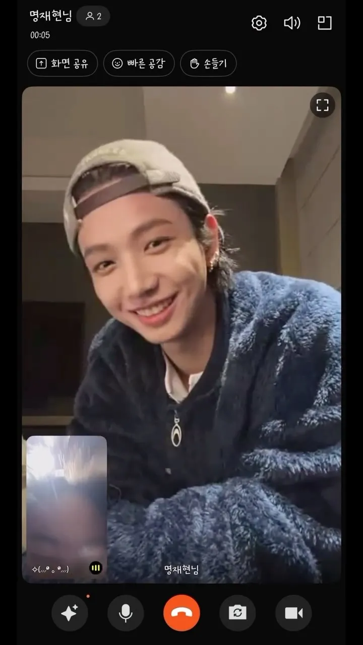 Lee Young-ji yang ceria, menghibur penggemar lewat tantangan video call