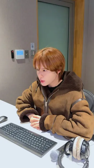 TWS 庆珉分享工作室瞬间：“专注的样子也很可爱”