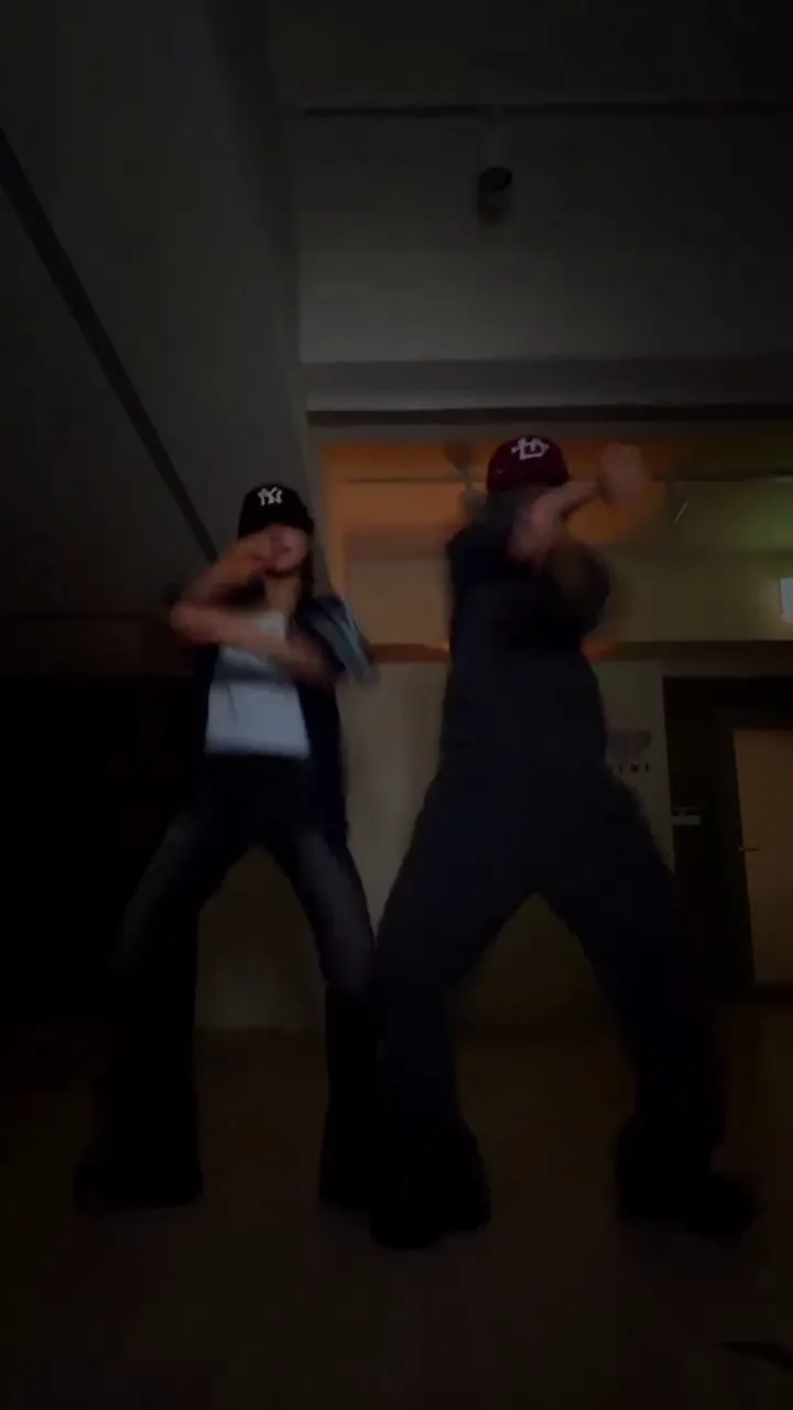 คิกิ ออฟฟิเชียล, การเต้น, ท่าเต้น, ทริกหมวกแก๊ป, อินสตาแกรม