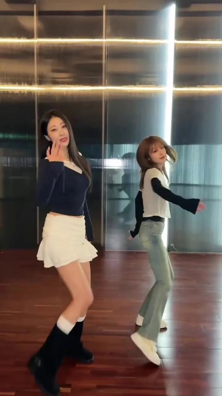 ชเวเยนา, นักร้อง, อินสตาแกรม, ไนน์มิวเซส, คยองรี, ดอลส์, Dolls