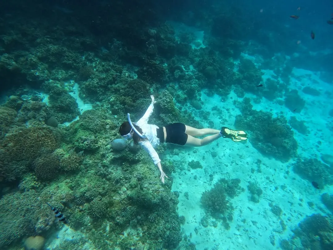 Gugudan’s Mimi Stuns With Serene Balicasag Dive