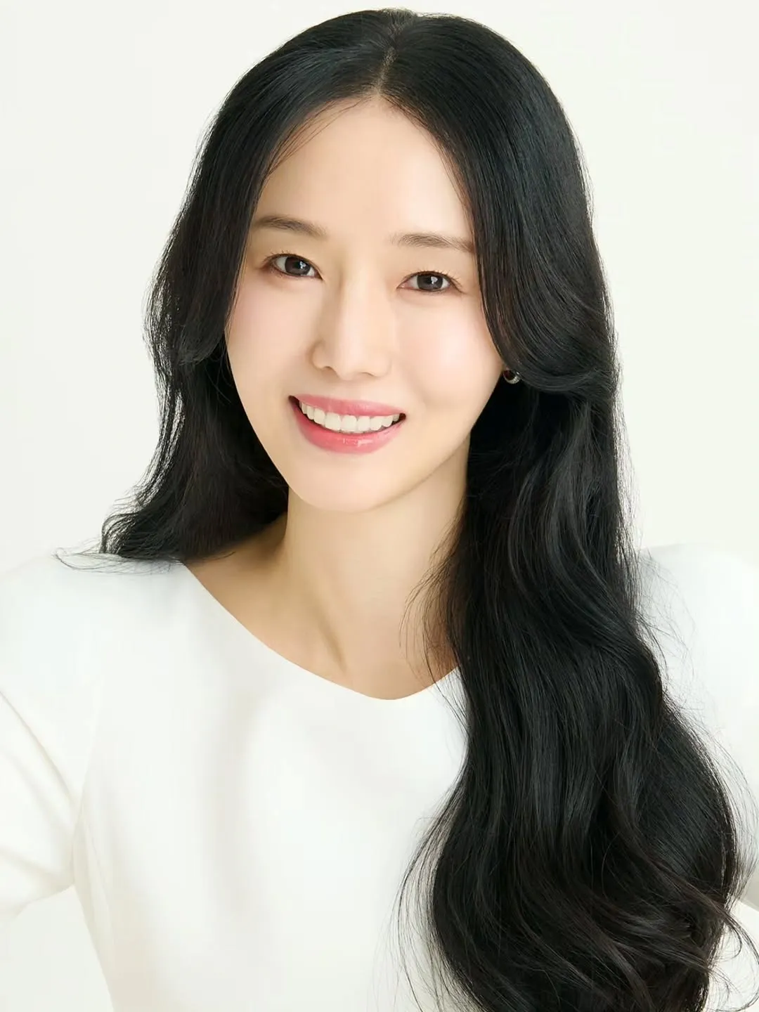 Com beleza pura, Lee Jung-hyun apresenta haskap orgânico