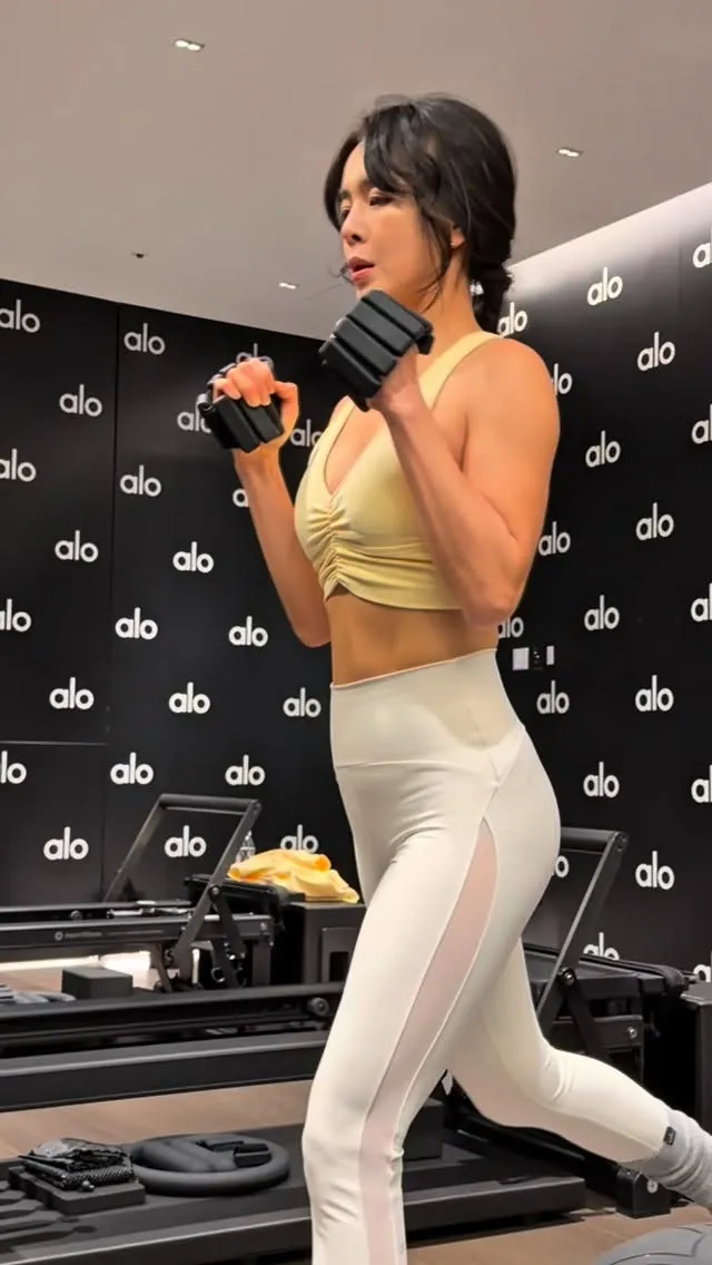 Jung Hye-young Stuns With Fit Physique, Shares Gym Update