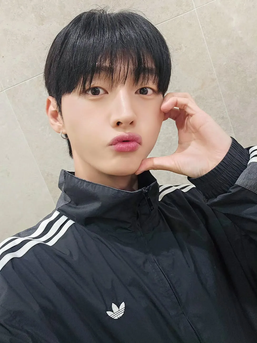 „귀여운 매력“ 윤지성, 봄 기운을 전하다