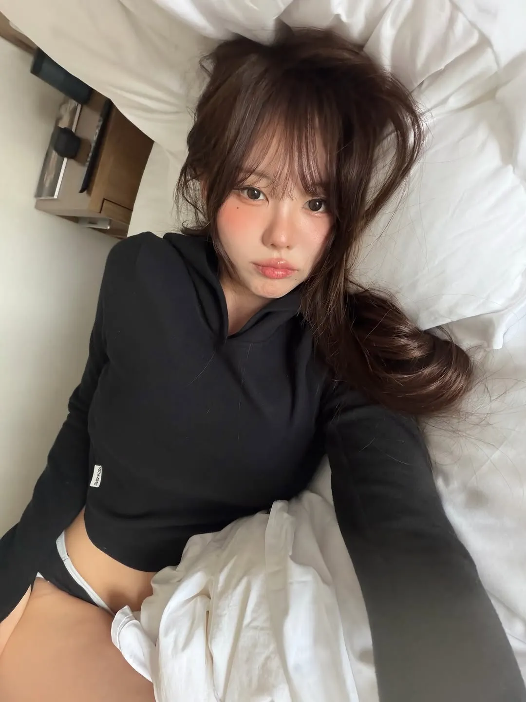 洪英琪以黑色连帽衫造型释放魅力