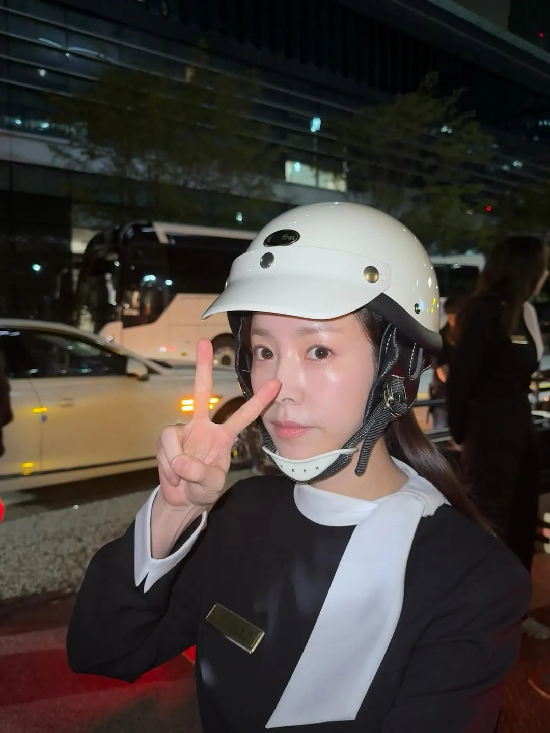 Han Ji-min tràn đầy năng lượng, khoe khoảnh khắc đời thường đội mũ bảo hiểm