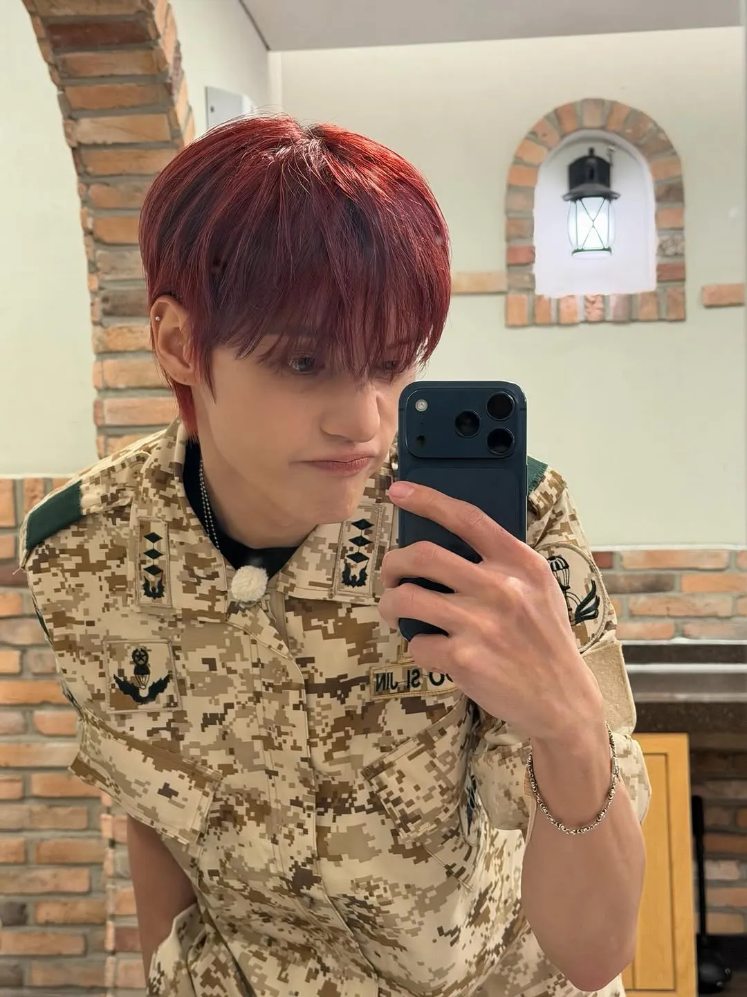 Wooyoung yang Penuh Karakter, Unggah Selfie Berseragam Militer