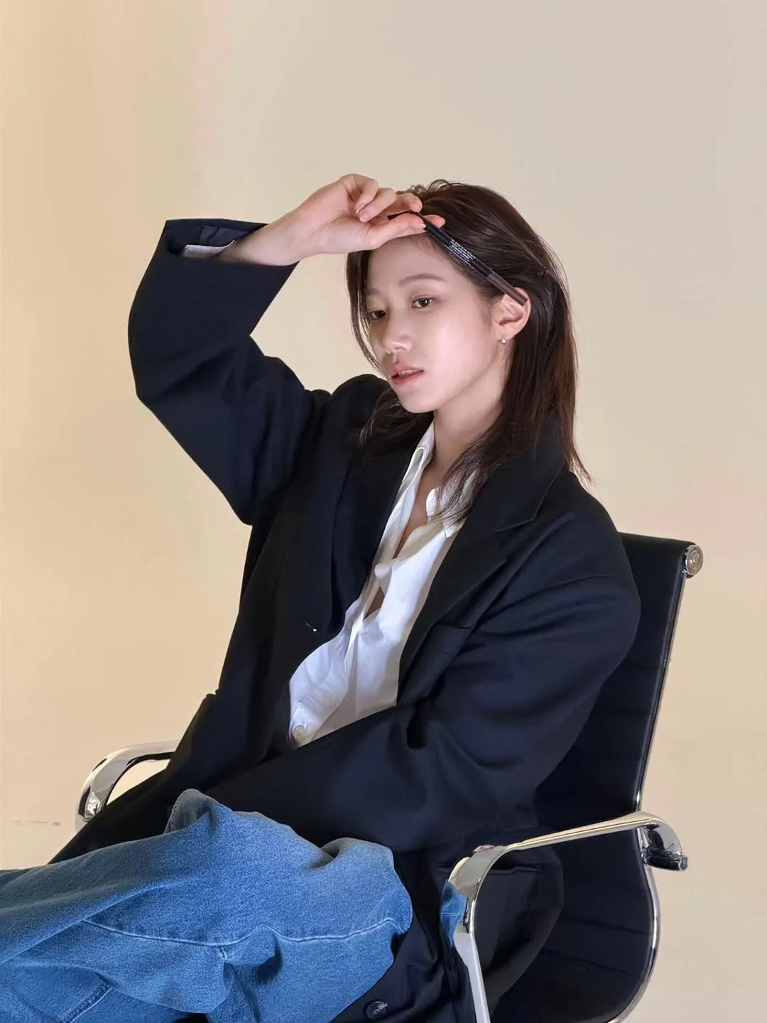 卡茲哈以俐落酷感造型擄獲粉絲