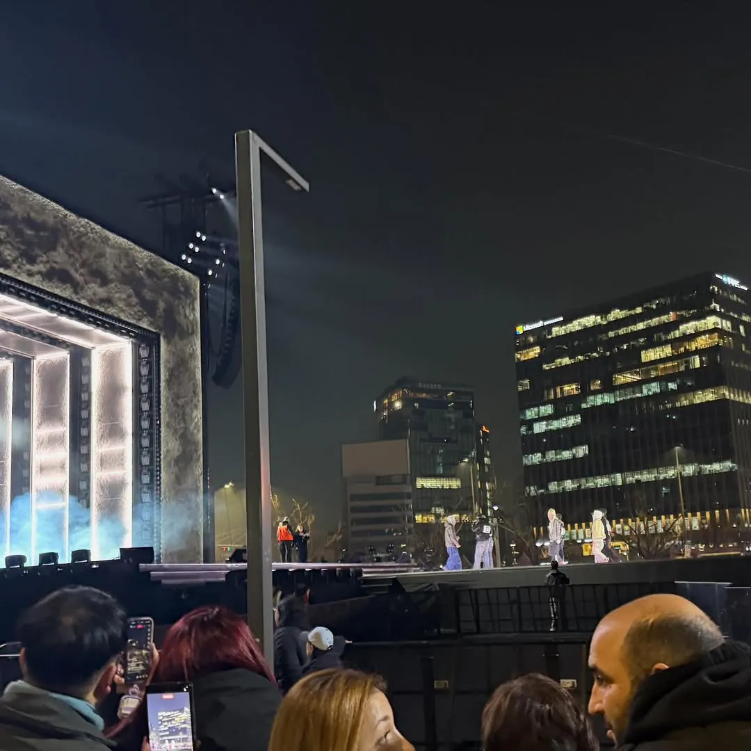 Kim Gyuri dự khán buổi tổng duyệt concert BTS tại Quảng trường Gwanghwamun