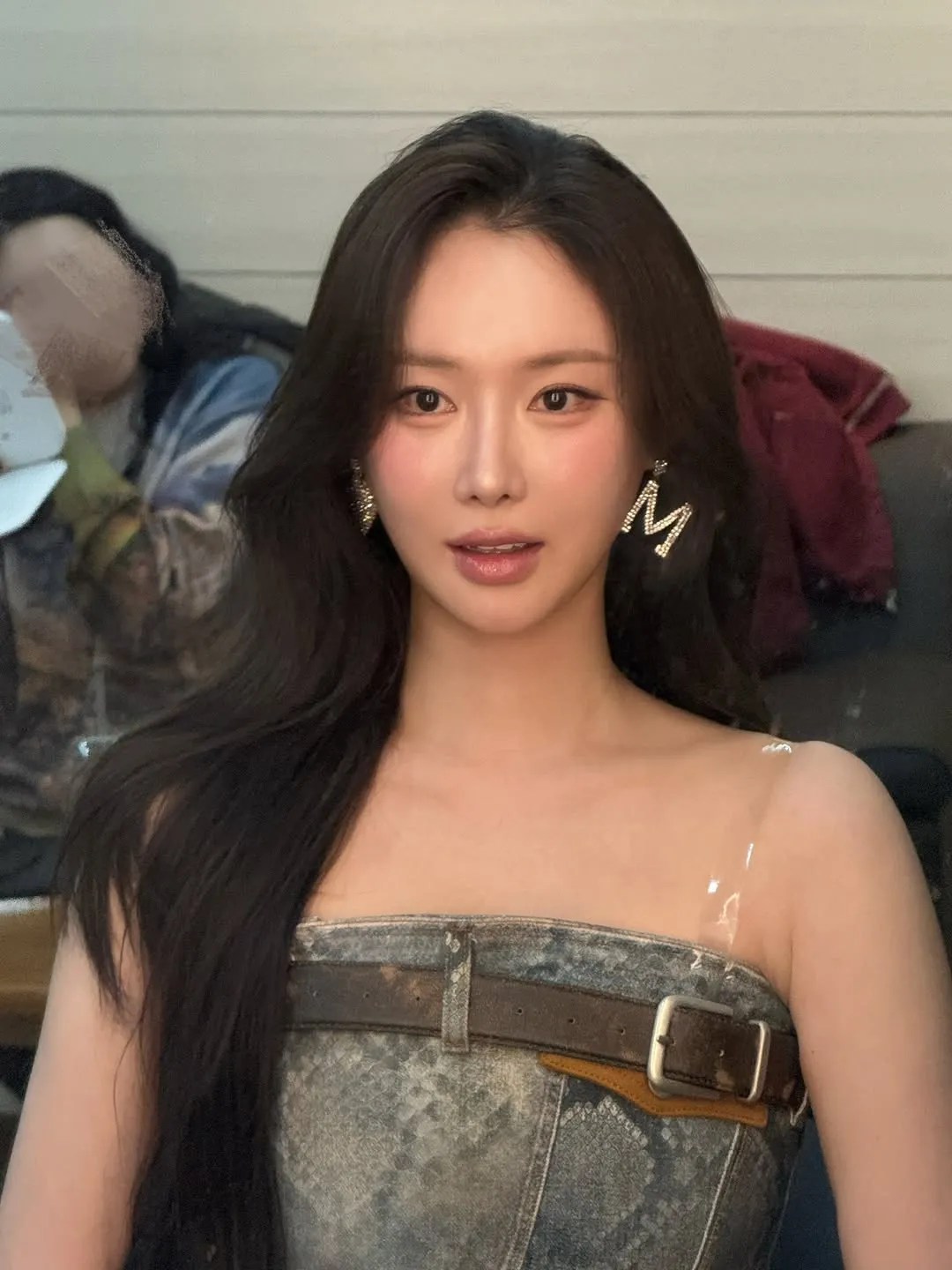 Minyoung, do BBGIRLS, chama atenção pela beleza no caminho para o Music Bank