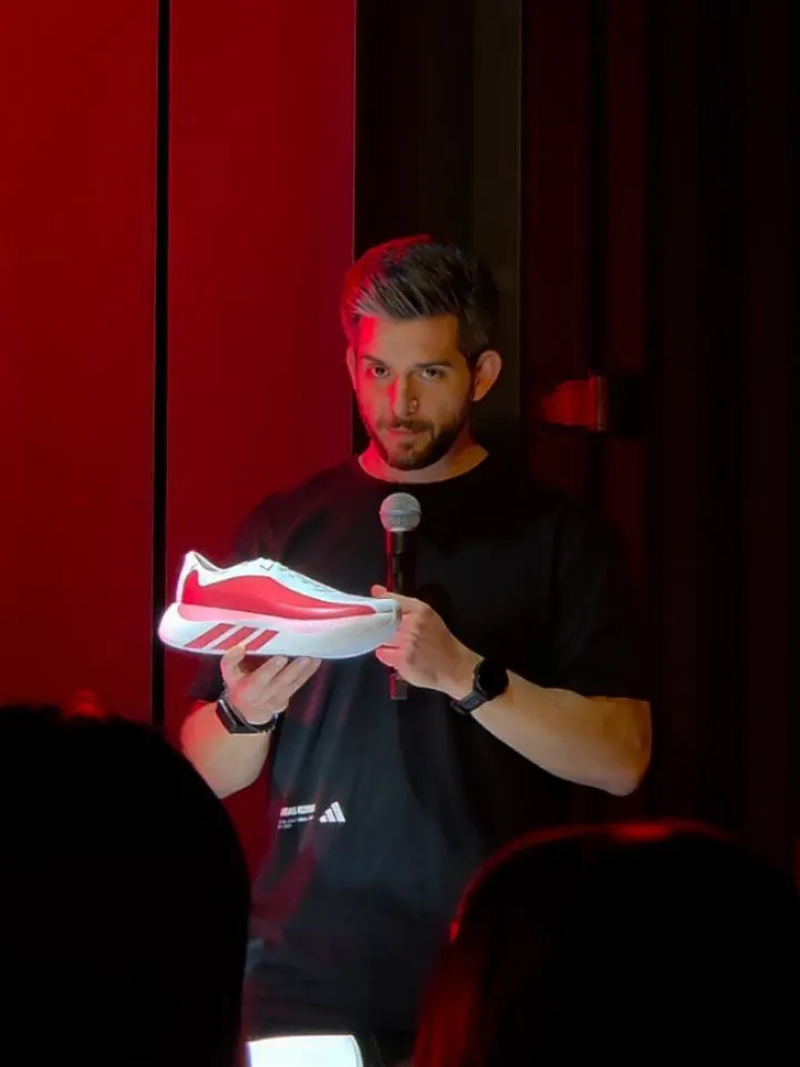 シム・ウットゥム, スニーカー, 発売