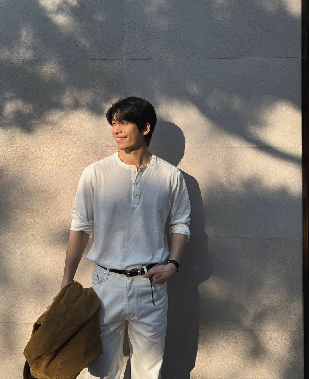 魏河俊，阳光下的灿笑