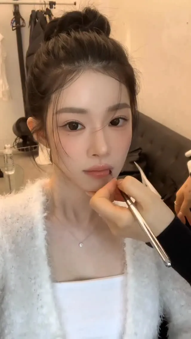 ยูฮเยวอน เผยลุคน่ารักขณะกำลังแต่งหน้า