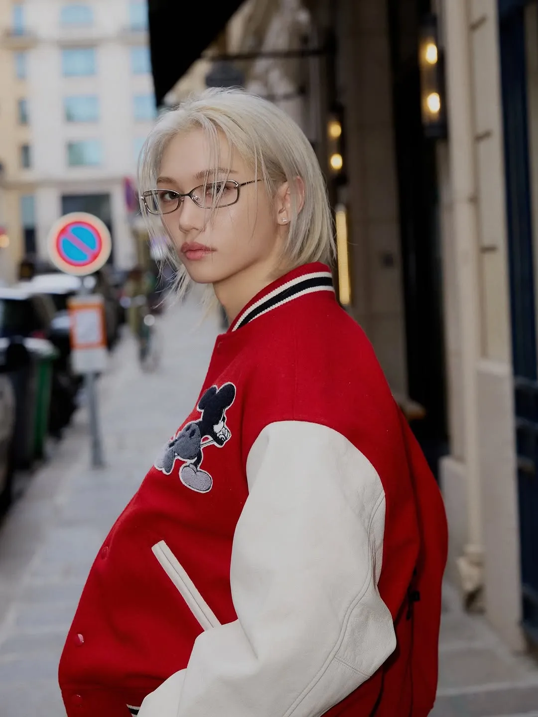 Felix de Stray Kids deslumbra en París con un look impecable