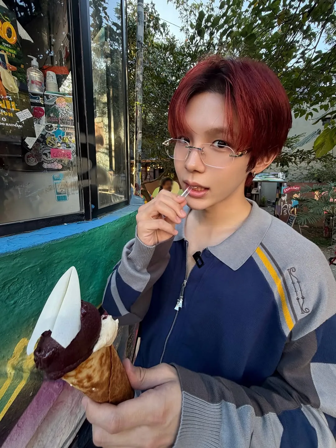 RIIZE derrite con su encanto refrescante en un paseo relajado