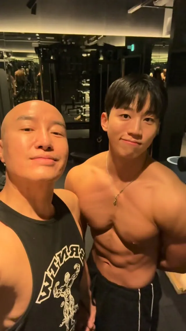 Hong Seok-cheon Sparks Questions With Post-Workout Selfie