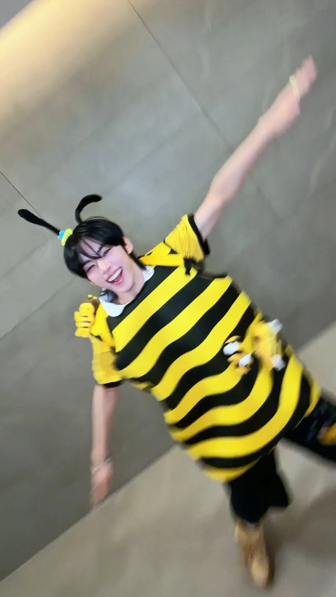 可爱的都勋，化身小蜜蜂的模样公开