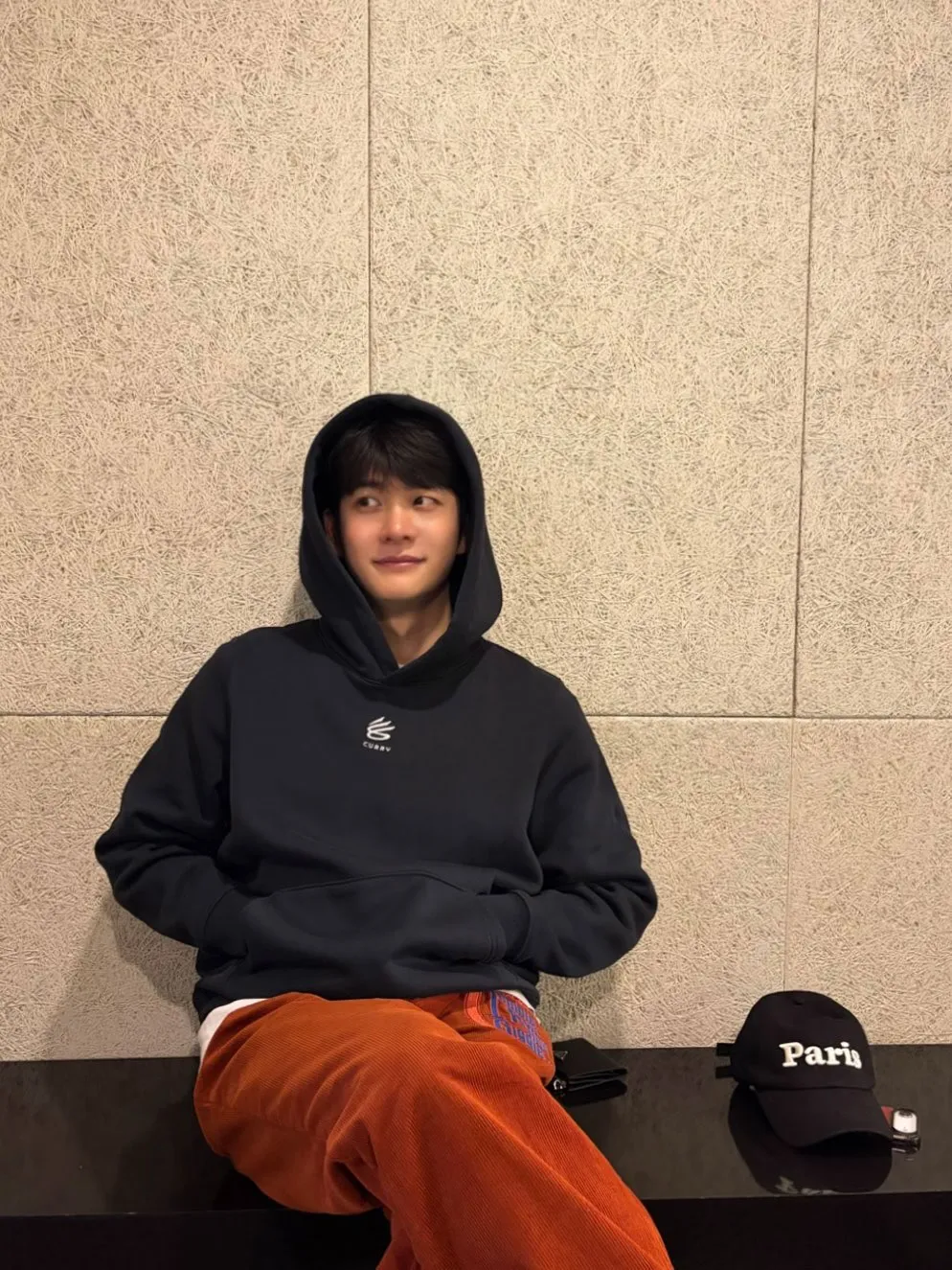 Kang Tae-oh cautiva con su encanto relajado en su más reciente actualización