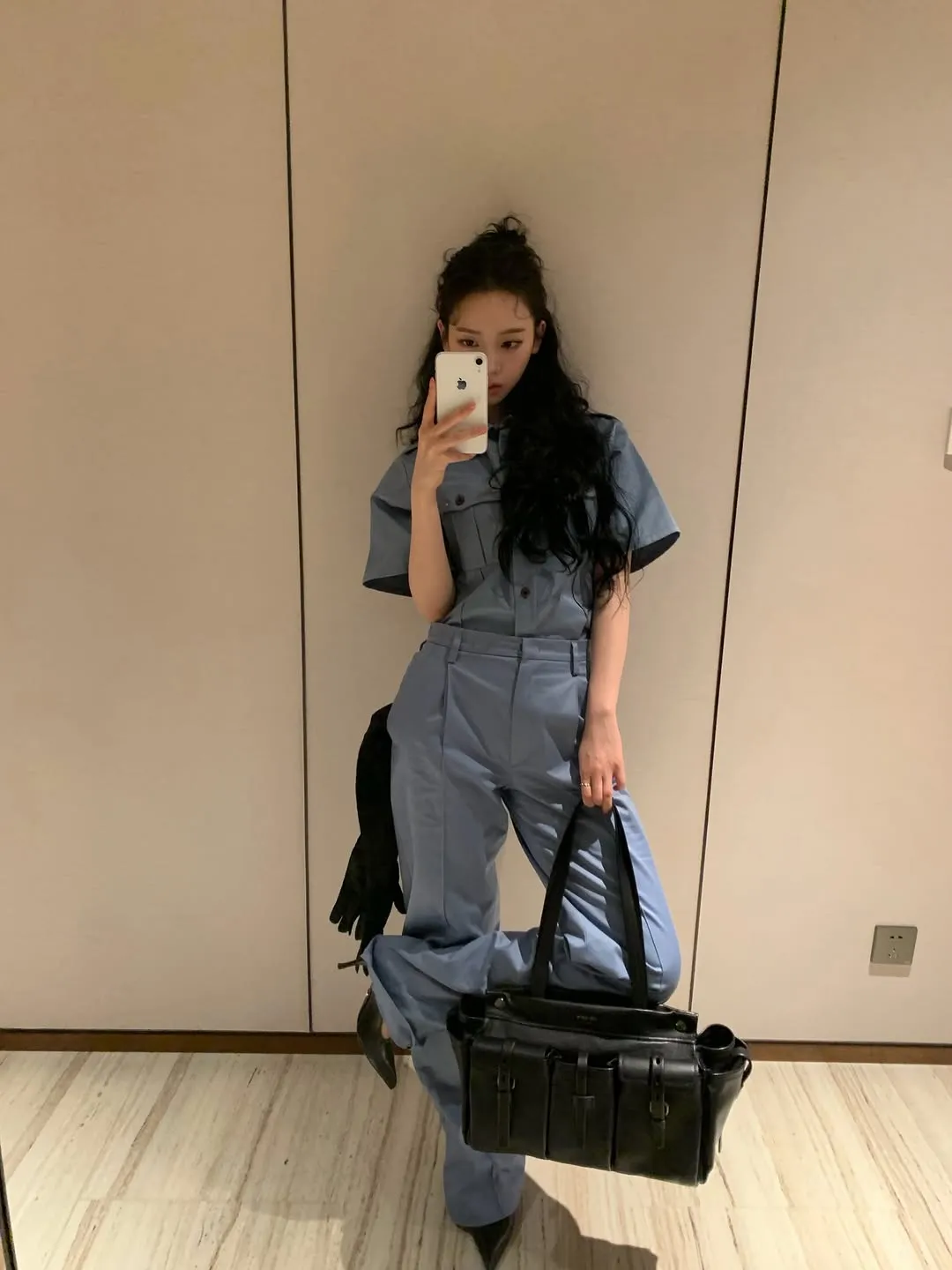 Karina, gaya Prada yang chic