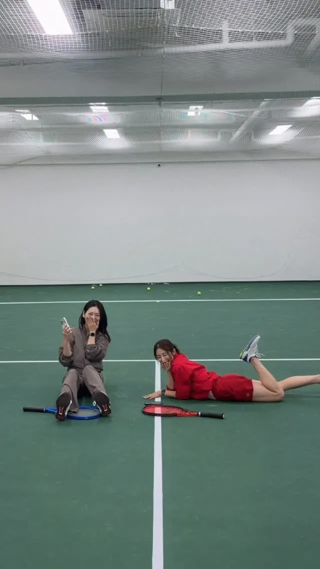 Sorrisos de Nam Ji-hyun: momentos na quadra de tênis