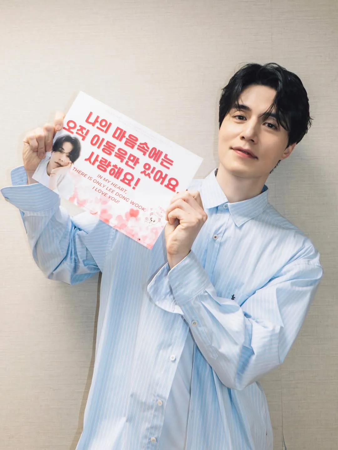 李栋旭温暖现身，曼谷粉丝见面会与粉丝互动