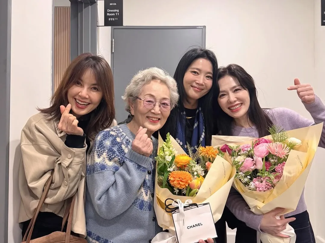 Oh Yoon‑ah, atriz, Kim Young‑ok, teatro, Instagram