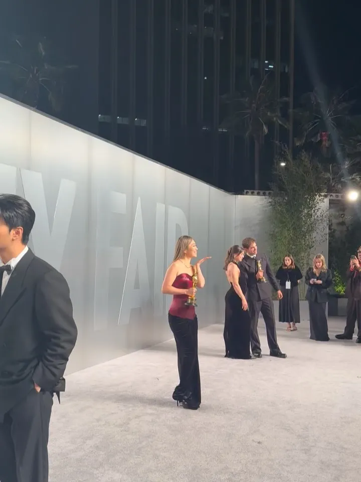 Maggie Kang deslumbra con un vestido rojo y un estilismo de alto impacto