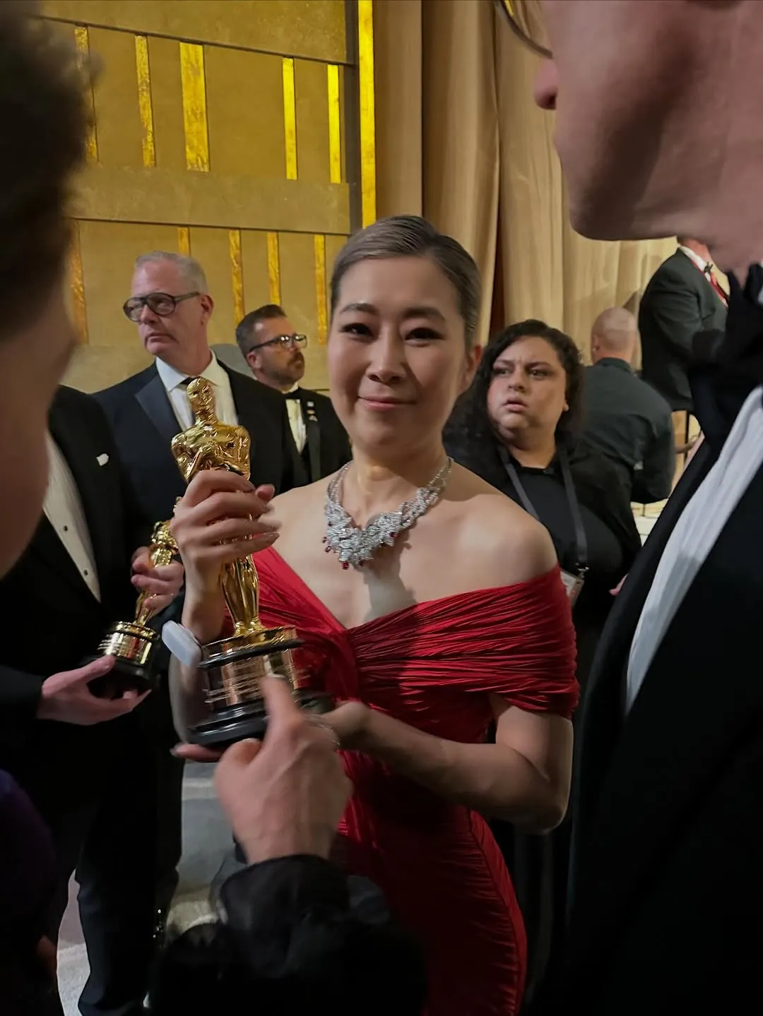 La vivaz Maggie Kang presume su Óscar en nuevas fotos