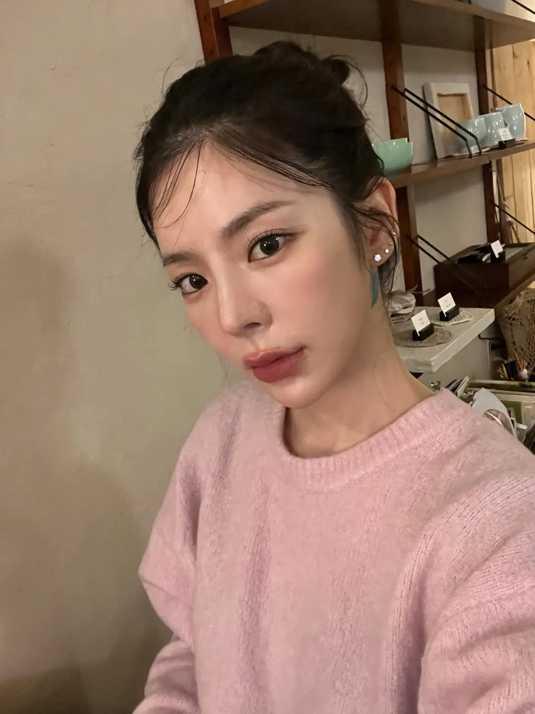 장재인, 사랑스러운 올림머리 공개