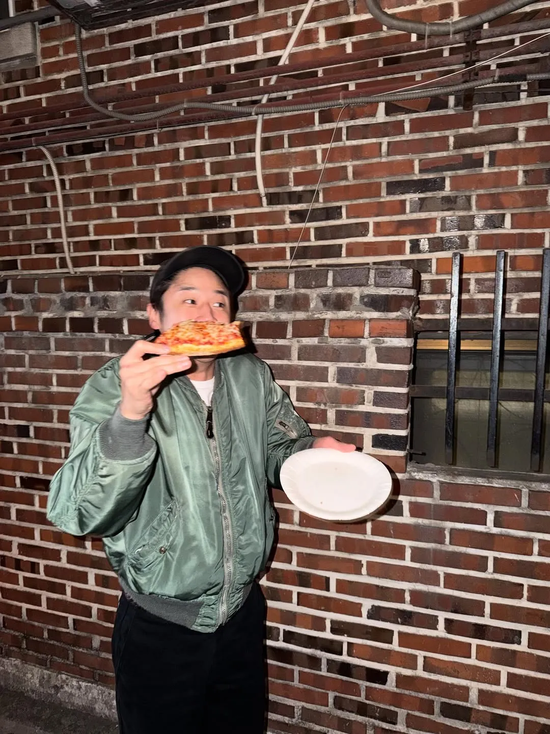 Jeong Jun-won “fofo” em momento do dia a dia com pizza