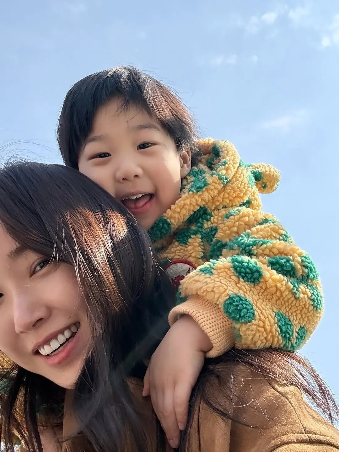 วันใบไม้ผลิอุ่นๆ กับการเดินเล่นของครอบครัวชเวฮี