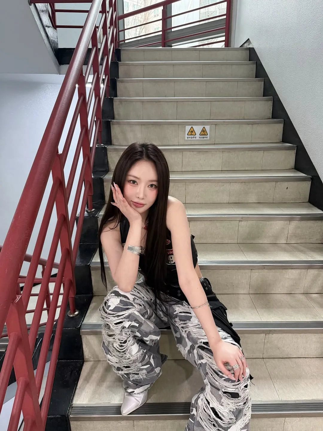 사랑스러운 민영, 무대 뒤에서도 눈부신 매력