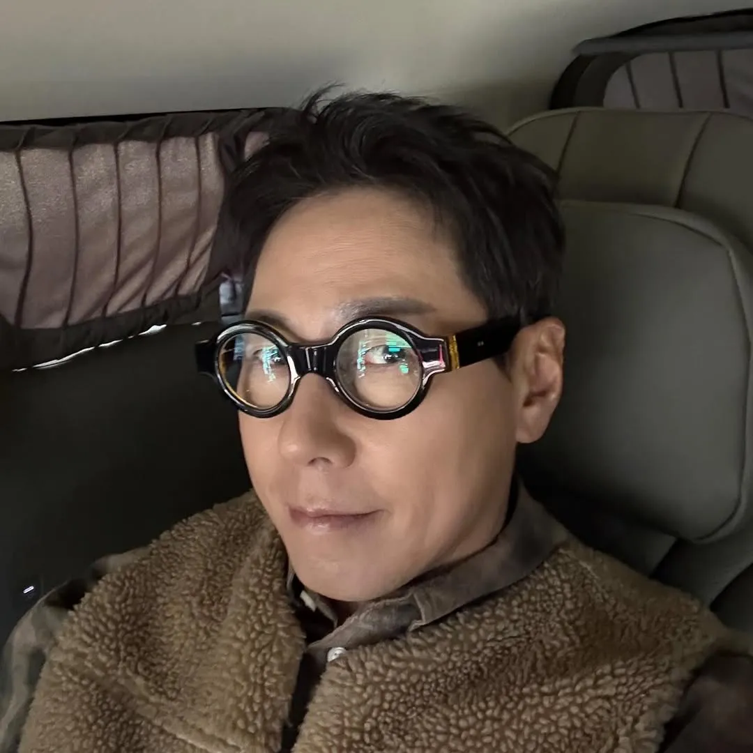 Yoon Jong-shin tampil dengan kacamata baru, contoh pria paruh baya yang keren